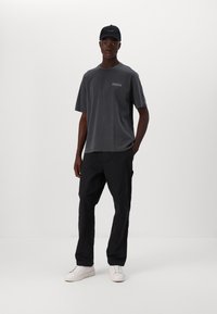 Samsøe Samsøe UNISEX - Marškinėliai su spaudiniu - black zen