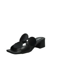 Sandal con tacco a blocco nero e punta quadrata, caratterizzata da grandi accenti circolari sulla parte superiore. Realizzata in materiale liscio con un interno testurizzato.