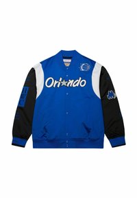Blouson aus blauen Satin mit schwarzen Ärmeln, auf dem "Orlando" in weißer Stickerei zu sehen ist, sowie gestickten Patches und einem Basketball-Logo auf der Brust.
