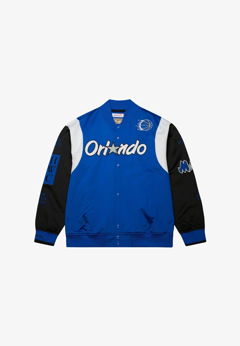 Blouson aus blauen Satin mit schwarzen Ärmeln, auf dem "Orlando" in weißer Stickerei zu sehen ist, sowie gestickten Patches und einem Basketball-Logo auf der Brust.