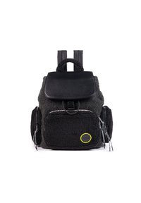 Mochila negra con un exterior suave y texturizado, un asa superior, bolsillos laterales y un logo amarillo en el bolsillo frontal.