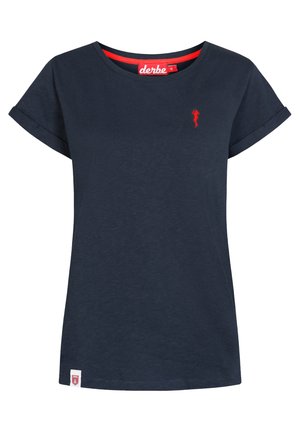 Marineblå kortærmet T-shirt med rød inderkrave, lille rød broderet logo på brystet og lille hvid mærkat ved sømmen.