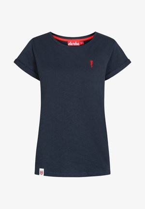Granatowy t-shirt z krótkim rękawem z czerwonym wewnętrznym kołnierzem, małym czerwonym haftowanym logo na piersi i małą białą metką u dołu.