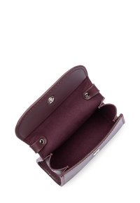 Portafoglio in pelle bordeaux con finitura liscia e cuciture in contrasto, dotato di chiusura a scatto e di un interno aperto con fessure per carte.