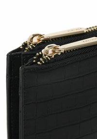 Portafoglio in pelle sintetica nera effetto coccodrillo con doppia zip dorata e superficie testurizzata, caratterizzato da dettagli in perline vicino ai cursori delle zip.