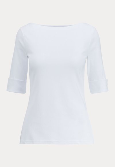 Haut blanc ajusté pour femme avec manches trois-quarts et un large décolleté arrondi.