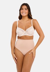 Soutien-gorge en dentelle avec armatures en beige clair, orné d'un motif floral et de bords festonnés, associé à une culotte taille haute couleur chair en tissu lisse.