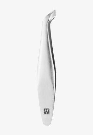 Pince à épiler en acier inoxydable avec une pointe inclinée et un logo près du bas sur fond blanc.