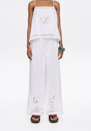 BORDADOS BLANCO - Trousers - blanco