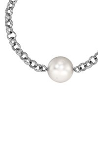 Collana a catena in argento con un'unica grande perla bianca al centro, con finitura lucida e texture liscia.