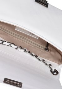 Borsa a mano in pelle bianca con tracolla a catena, dotata di tasca interna con zipper, texture liscia e design rettangolare.