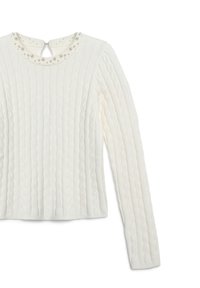 Maglione bianco a trama cable knit con maniche lunghe, caratterizzato da un collo rotondo adornato con piccole perle e un dettaglio a chiave sul retro.