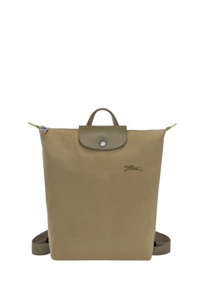 Olivgrüner Rucksack aus Nylon mit Lederklappe, Druckverschluss und zwei verstellbaren Riemen. Mit einem Logo und kontrastierendem Reißverschlusszieher.
