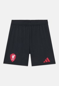 Črne športne kratke hlače z elastičnim pasom, na levi strani z rdečim grbom Liverpool FC in na desni strani z rdečim logotipom Adidas.