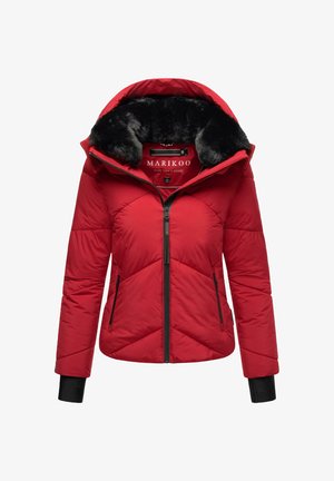 Raudonas užpildytas švarkas su juodu dirbtiniu kailio pamušalu kapuce, užtrauktuku ir dviem šoninėmis kišenėmis. Yra geometrinis siuvinėjimas ir juodi akcentai ant rankovių.