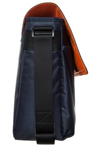 Borsa sintetica blu navy con esterno testurizzato, interno arancione a contrasto e tracolla nera regolabile. Presenta una tasca laterale.