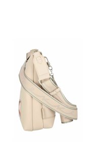 Beige Lederhandtasche mit strukturierter Form, versehen mit einem dekorativen Riemen mit silbernen Akzenten und einer strukturierten Oberfläche. Seitenansicht.