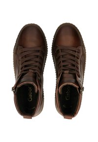 Bruine hög-top schoenen van leer met een gladde textuur. Voorzien van bruine veters, een zijrits en een rubberen buitenzool met een gestructureerd patroon.