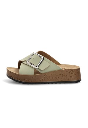 Sandalia con plataforma verde claro, con una amplia correa cruzada, hebilla grande plateada, suela con textura de corcho y parte inferior negra con dibujo antideslizante.