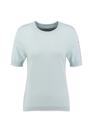 Jasnoniebieski krótki sweter z dzianiny z krótkimi rękawami, z prążkowanym okrągłym dekoltem, mankietami i dołem, z małym metalicznym logo przy dolnym brzegu.