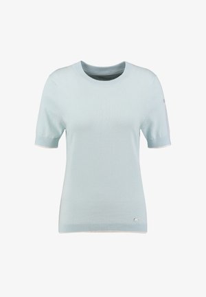 Suéter de punto azul claro de manga corta con cuello redondo, puños y dobladillo acanalados, con un pequeño logo metálico cerca del dobladillo inferior.