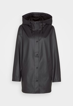 Impermeable noir avec une capuche, des boutons-pression, des poches avant et une texture lisse et brillante. Conçu pour la protection contre les intempéries.