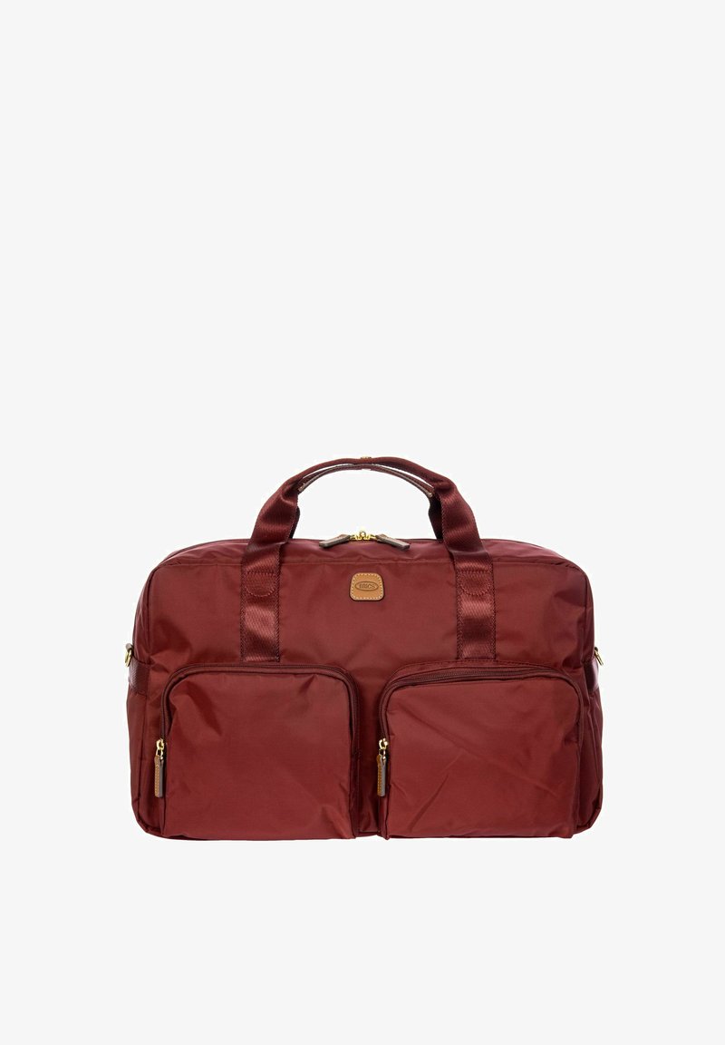 Sac en nylon marron avec deux poches zippées à l'avant, des poignées doubles et des finitions en ton doré. Texture lisse, forme rectangulaire et conception robuste.