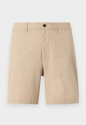 Beige knielange Shorts mit Gürtelschlaufen, frontaler Knopfverschluss und seitlichen Taschen, auf neutralem Hintergrund dargestellt.