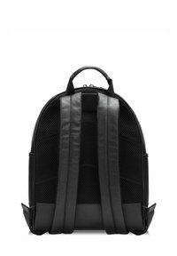 Czarna skórzana plecak z wyściełanym siatkowym tyłem, zaokrąglony kształt, dwa szerokie regulowane paski i uchwyt na górze. Widoczne zapięcia na zamek błyskawiczny i boczne kieszenie.
