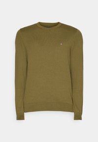 Pull à manches longues col rond vert olive avec petit logo rectangulaire rouge, blanc et bleu sur le côté gauche de la poitrine.