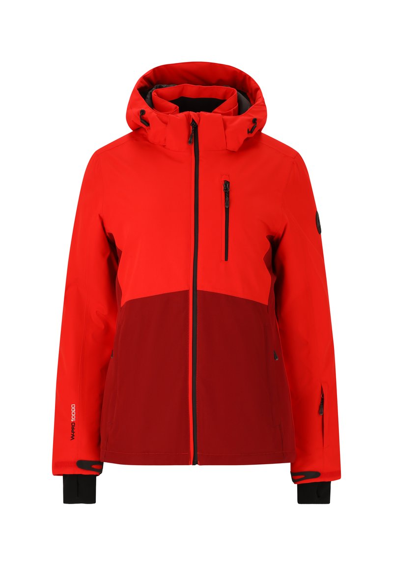 Veste imperméable rouge avec capuche, présentant un panneau rouge plus foncé à la taille, une poche poitrine zippée et des poignets ajustables.