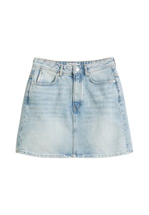 Mini-jupe en denim bleu clair avec poches avant, passants pour ceinture et fermeture par bouton à la taille.