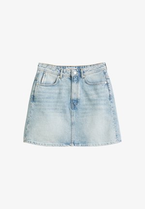 Mini-jupe en denim bleu clair avec poches avant, passants pour ceinture et fermeture par bouton à la taille.