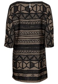 Svart mönstrad klänning med trekvartsärmar, med geometriska mönster på en beige bakgrund och en nyckelhålsdetalj på baksidan.