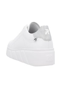 Baskets blanches avec tige en tissu lisse, semelle plateforme blanche texturée et languette arrière en métal argenté avec logo. Design épuré et minimaliste.