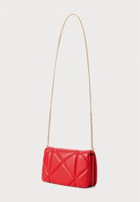 Borsa a spalla in pelle rossa con design geometrico trapuntato, dotata di tracolla in catena dorata e chiusura a pattina. Texture liscia, forma compatta.