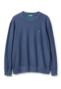 Niebieski sweter z okrągłym dekoltem, z prążkowanymi mankietami i dołem, małe białe logo wyszyte na lewej piersi, zielona metka marki wewnątrz kołnierza.