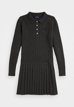 Vestido polo de punto gris oscuro con textura acanalada, mangas largas, tapeta de tres botones y diseño de falda plisada.