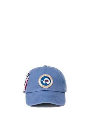 Lyseblå baseballkasket med rund patch, der viser et kort og et flag, samt detalje med rød, hvid og blå stribe på siden.