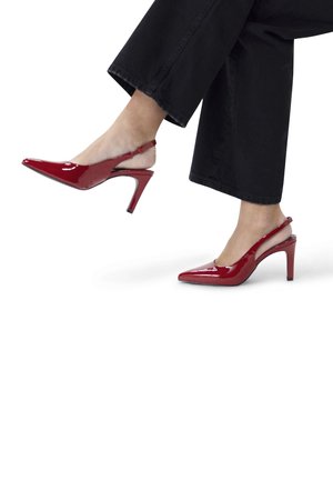 Talons slingback en cuir verni rouge avec un bout pointu et un talon aiguille de 7,5 cm. Présente un dos ouvert et une finition brillante.
