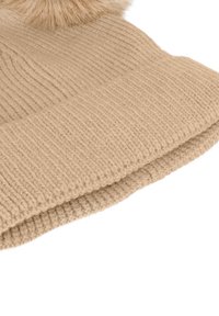 Cappello invernale lavorato a maglia beige con motivo a coste e un grande pompon morbido in cima, esposto su uno sfondo bianco.