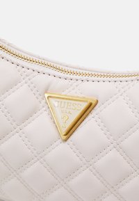 Guess GIULLY TOP ZIP SHOULDER - Håndtasker - ivory
