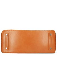 Borsa a tracolla in pelle color tan con texture liscia, bordi intrecciati, design piatto e due borchie in metallo tone argento sui lati.