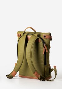 Zaino verde oliva con dettagli in pelle marrone, presenta spallacci imbottiti, una maniglia superiore e tasche con zip per lo stoccaggio.