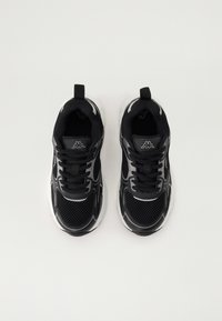 Sapatilhas deportivas pretas com tecido em malha, design com atacadores, detalhes brancos e uma alça no calcanhar para facilitar o calçar.