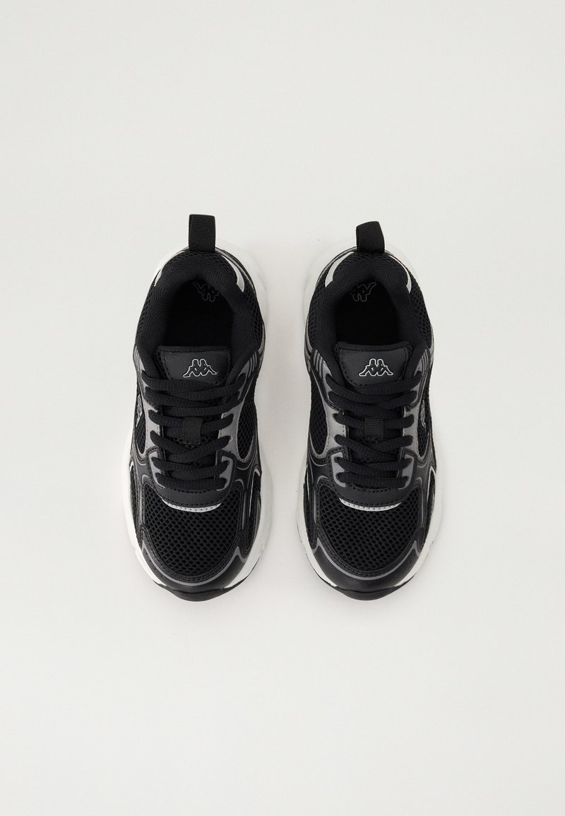 Baskets de sport noires en tissu en mesh, avec un laçage, des accents blancs et une languette au talon pour un enfilage facile.
