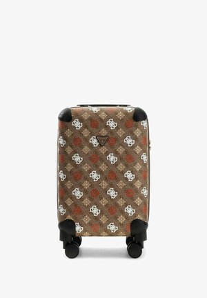 Valise rigide marron avec motif géométrique multicolore et logo, protège-coins noirs et quatre roues pivotantes noires.