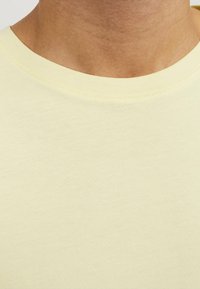 Jack & Jones JJE TEE  O-NECK  - Camiseta básica - french vanilla