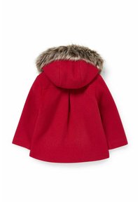 Rode kinderjas met capuchon, met een bruine nepbontafwerking rond de capuchon, van achteren weergegeven op een witte achtergrond.