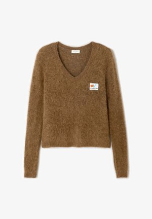 Brauner, kuscheliger V-Ausschnitt-Pullover aus weichem Material. Mit einem Etikett mit Design. Gekürzter Saum und lange Ärmel.